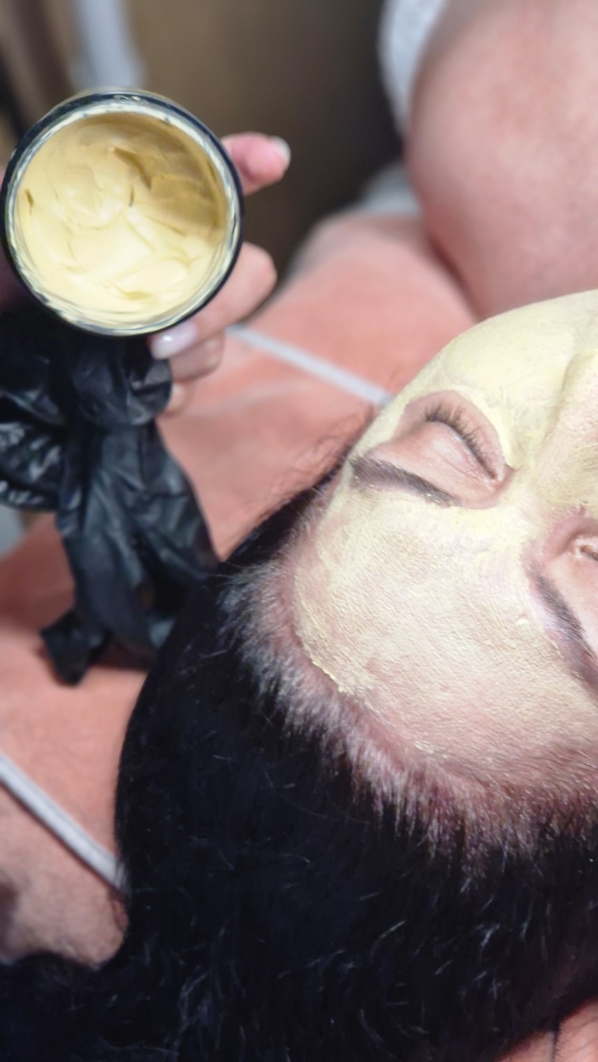Aplicación de mascarilla durante el cuidado facial
