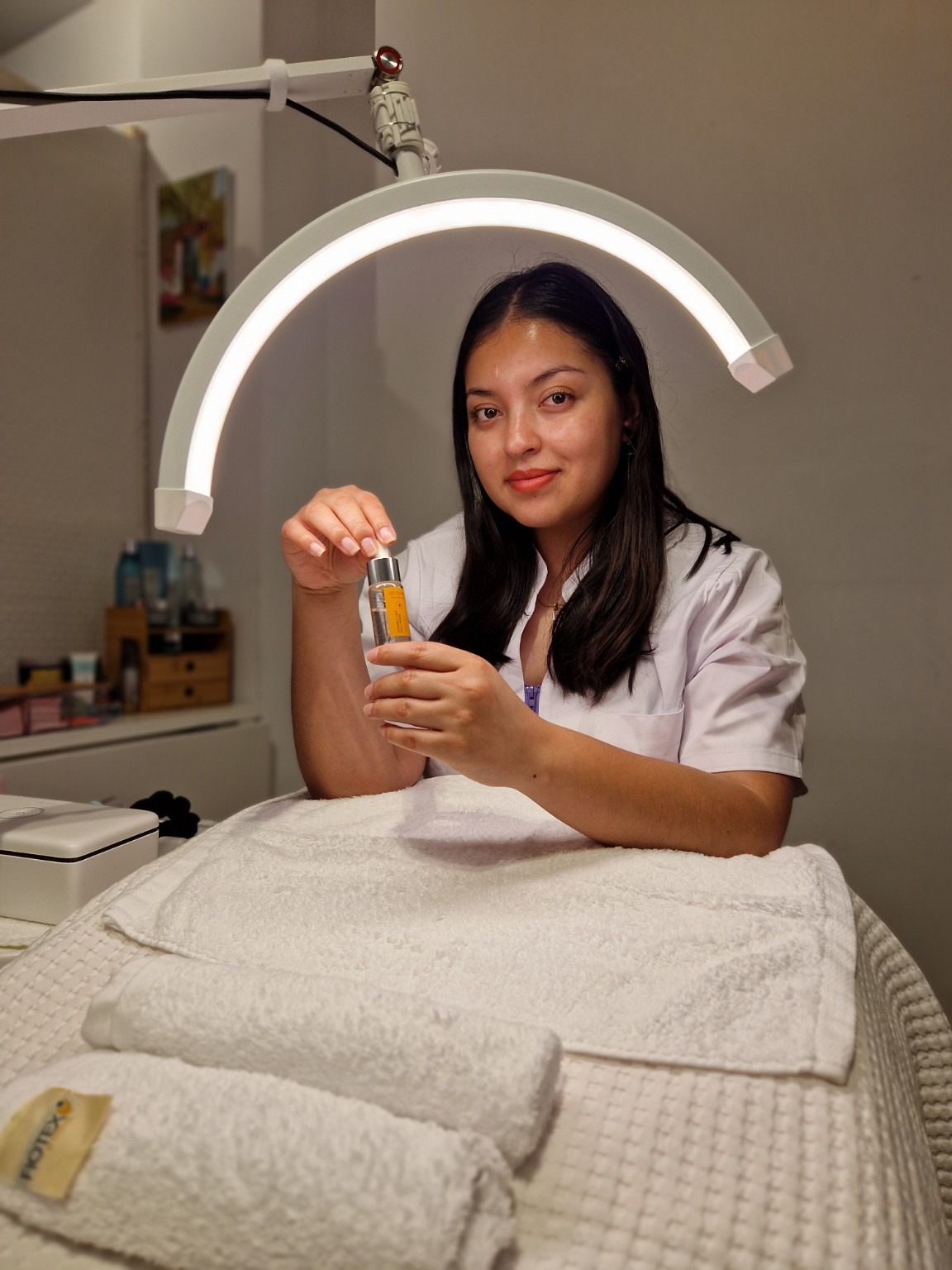 Taty en Organic Beauty Care, preparando un producto para el cuidado facial